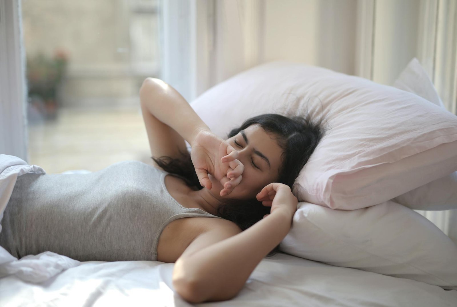 Ką daro melatoninas ir kaip jis veikia? 1 Melatoninas yra svarbus hormonas, kuris padeda reguliuoti miegą ir budrumą. Nors melatonino papildai yra naudingi tam tikrose situacijose, geriausia siekti natūralaus balanso per sveiką gyvenimo būdą. Jei miego problemos išlieka, pasitarkite su gydytoju, kad rastumėte tinkamą sprendimą.